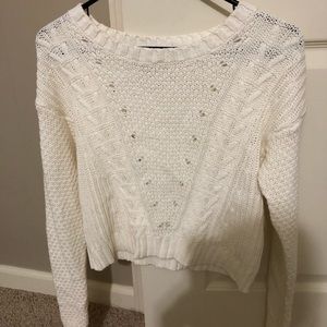 Off white knitted cropped sweater.